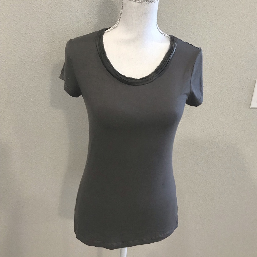 Banana Republic gray dressy tee - size small